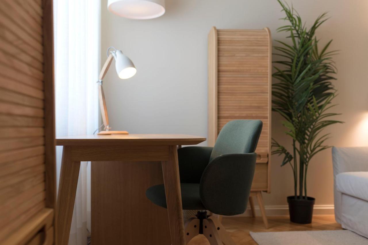 Emporium Deluxe 3br W/ Private Parking By Lovelystay