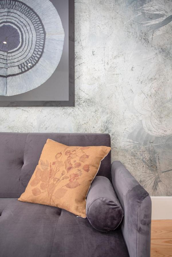 Liiiving In - Flores Design Experience Apartment *