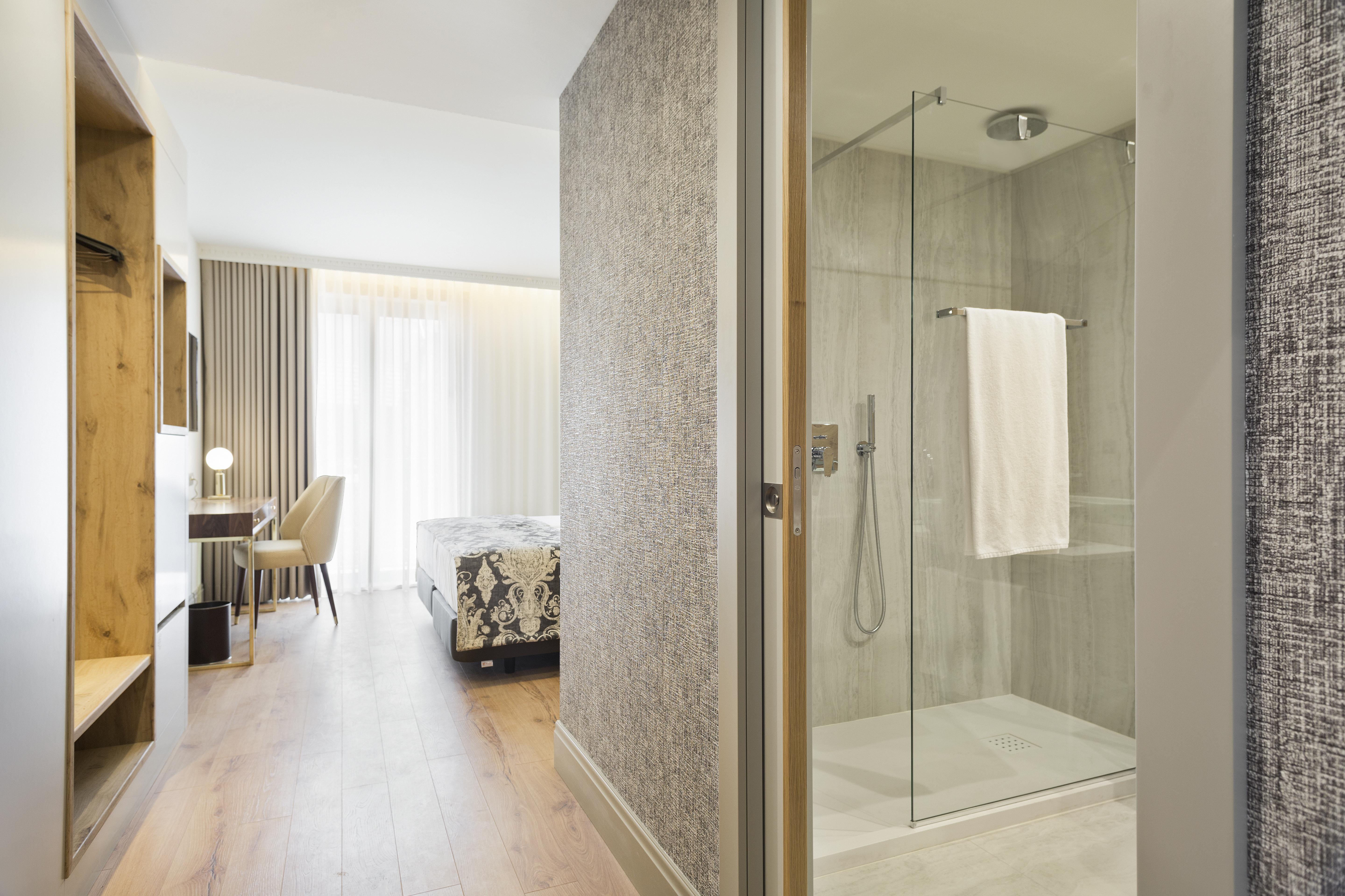 Acta The Avenue 4*