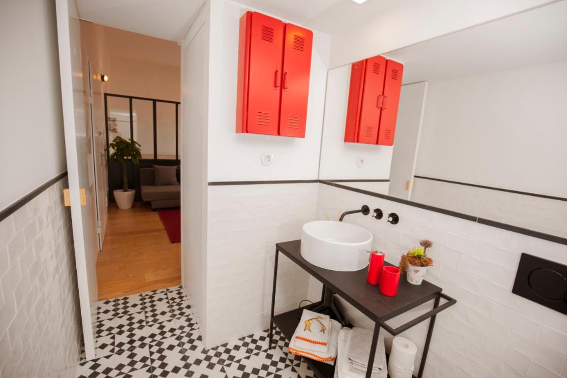 Get Lights And Books In A Flat Apartment *