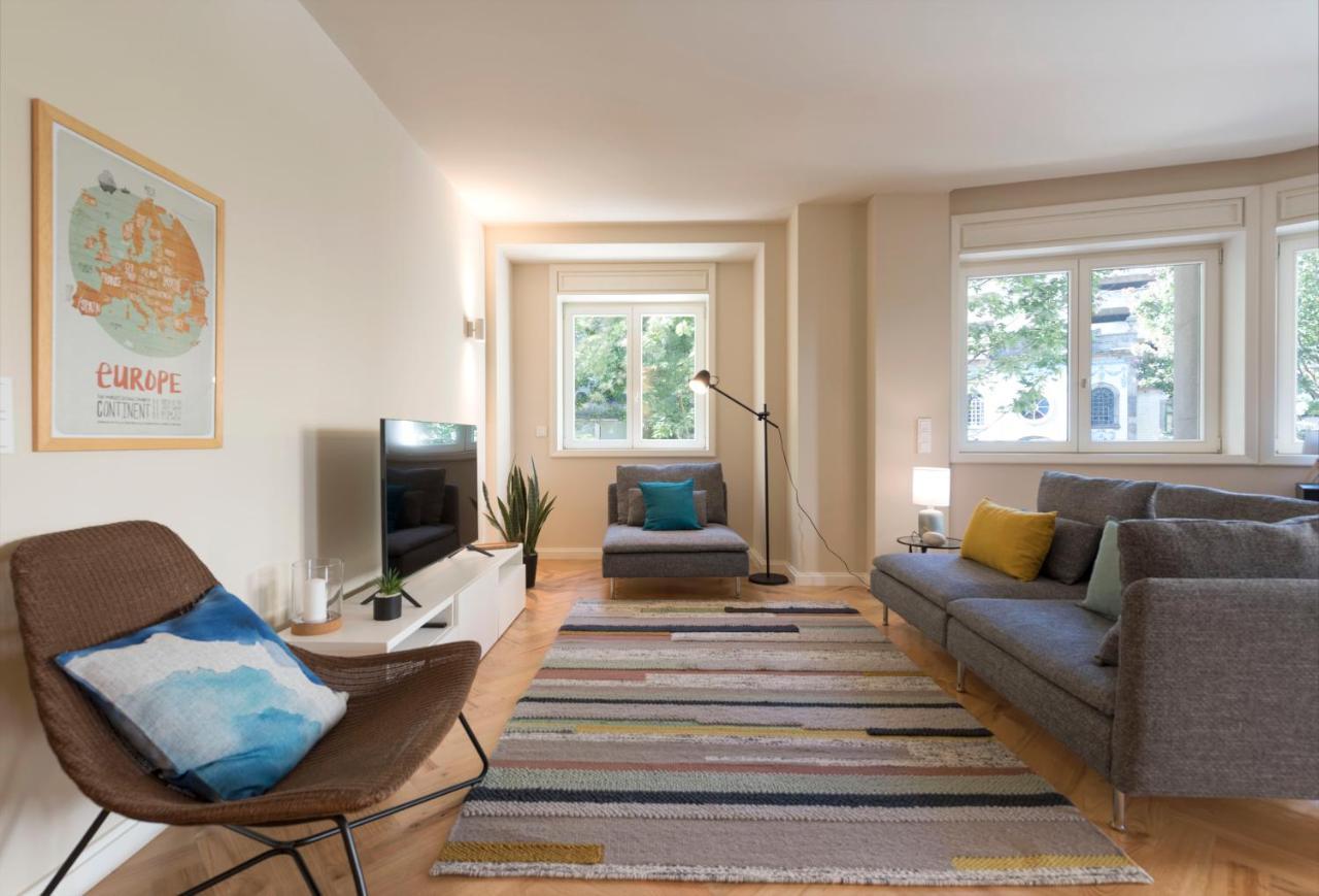 Luxury Center Emporium Apartment