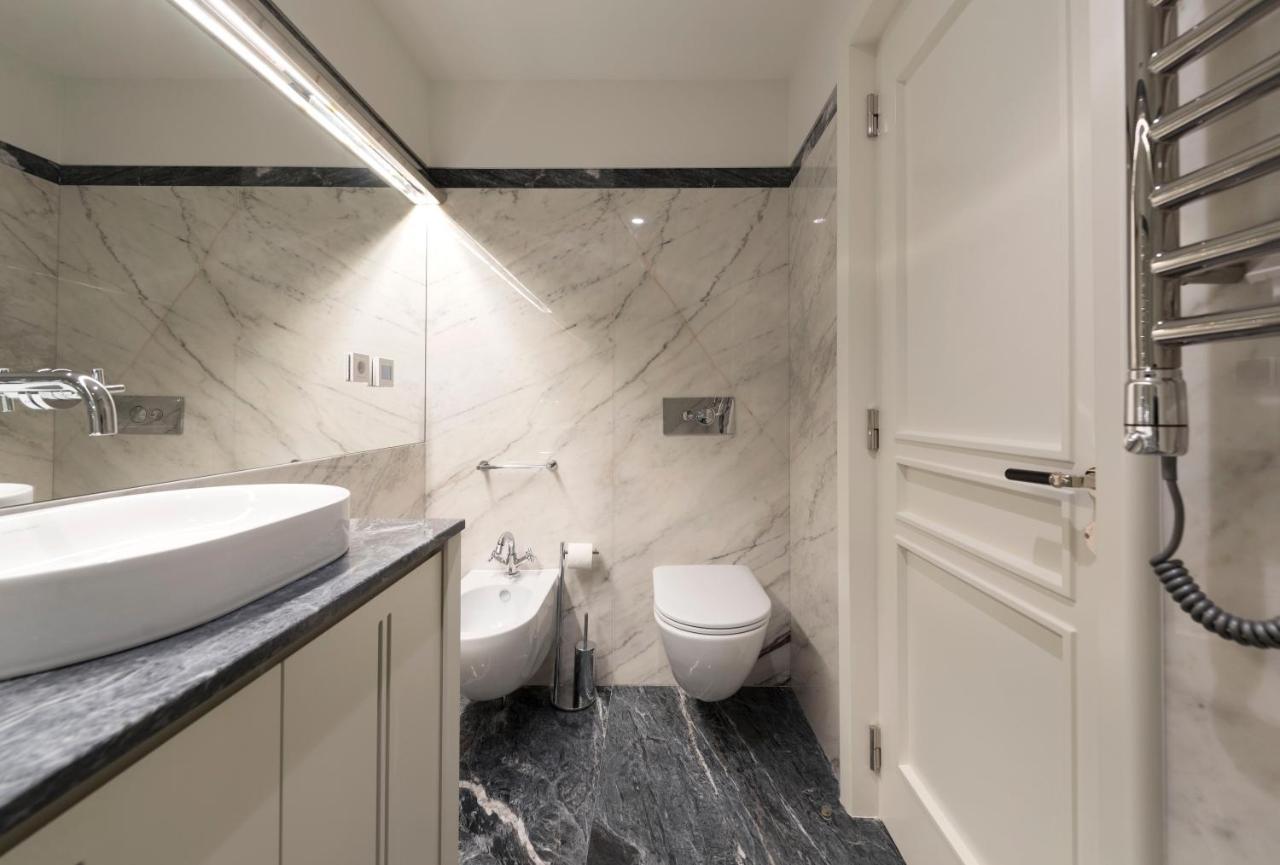 Luxury Center Emporium Apartment *