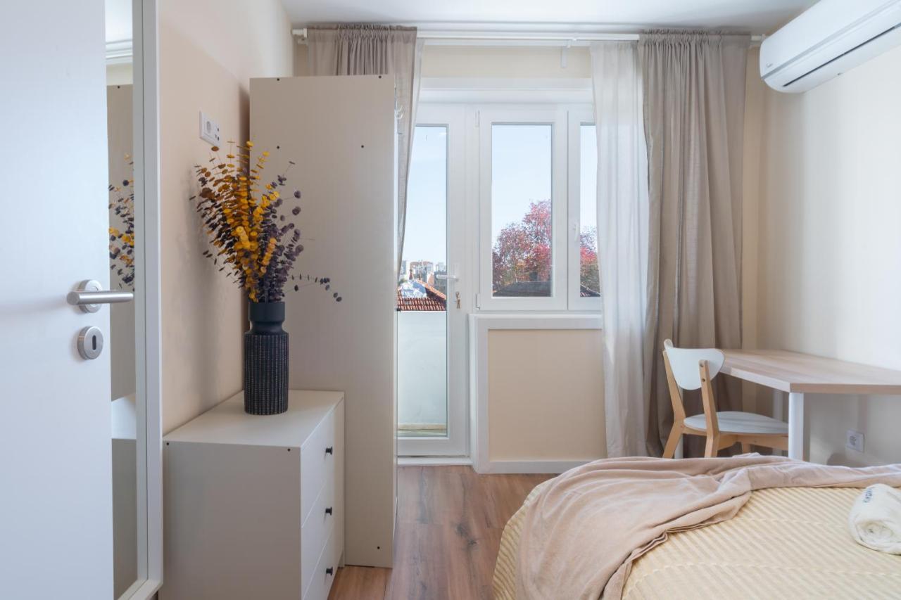 Fantastic Contemporary Flat W/ Balcony *