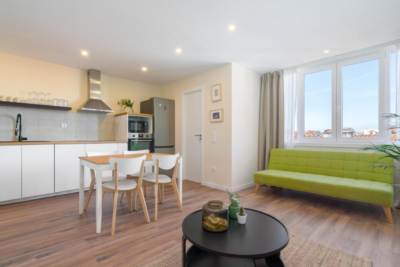 Fantastic Contemporary Flat W/ Balcony *