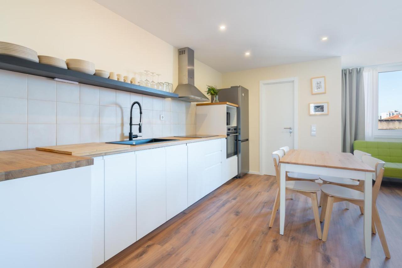 Fantastic Contemporary Flat W/ Balcony Apartment