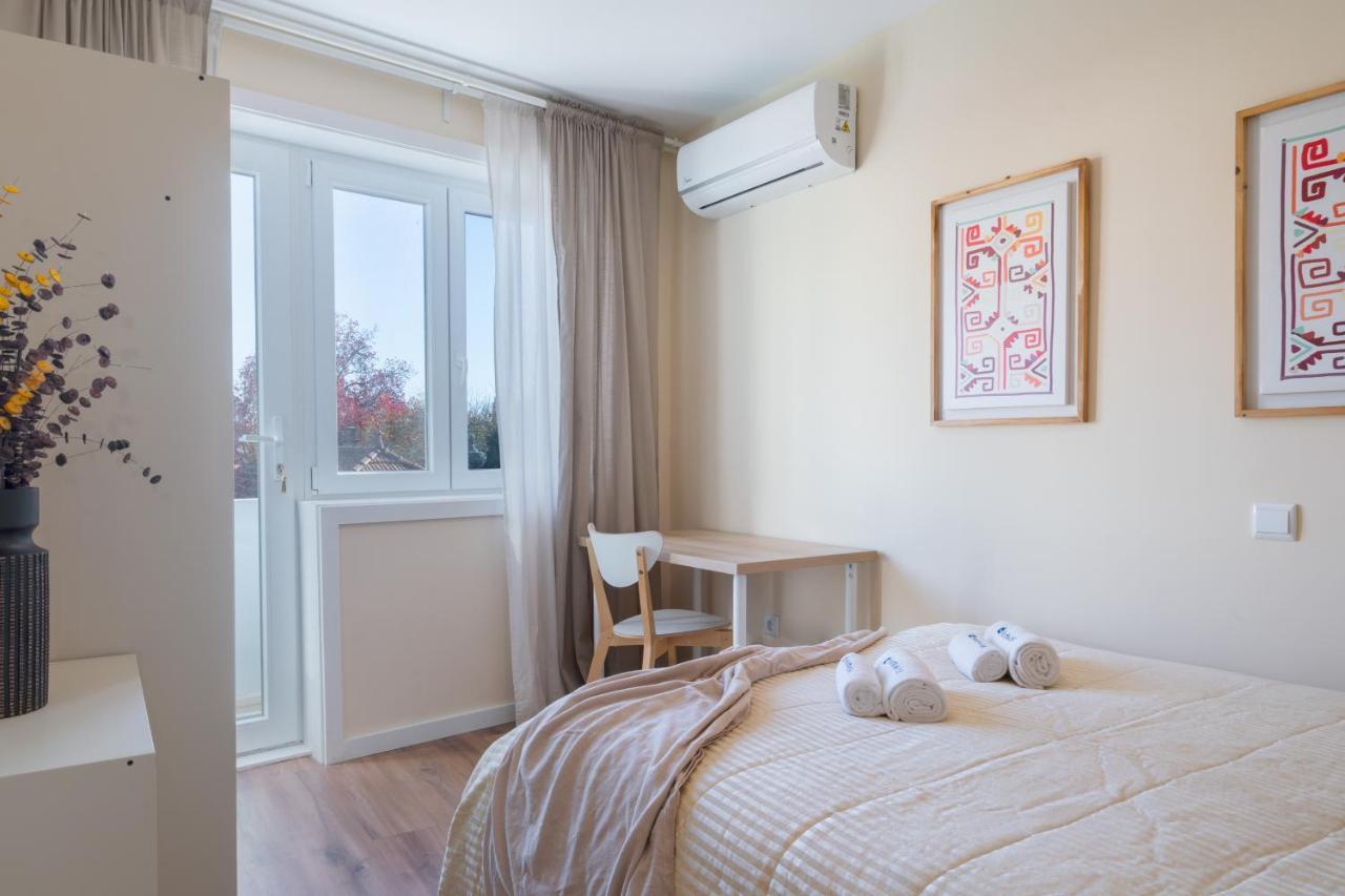 Fantastic Contemporary Flat W/ Balcony *