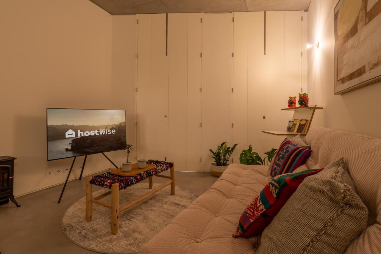 Host Wise - Luxurious Private Flats - Balcony Apartment *