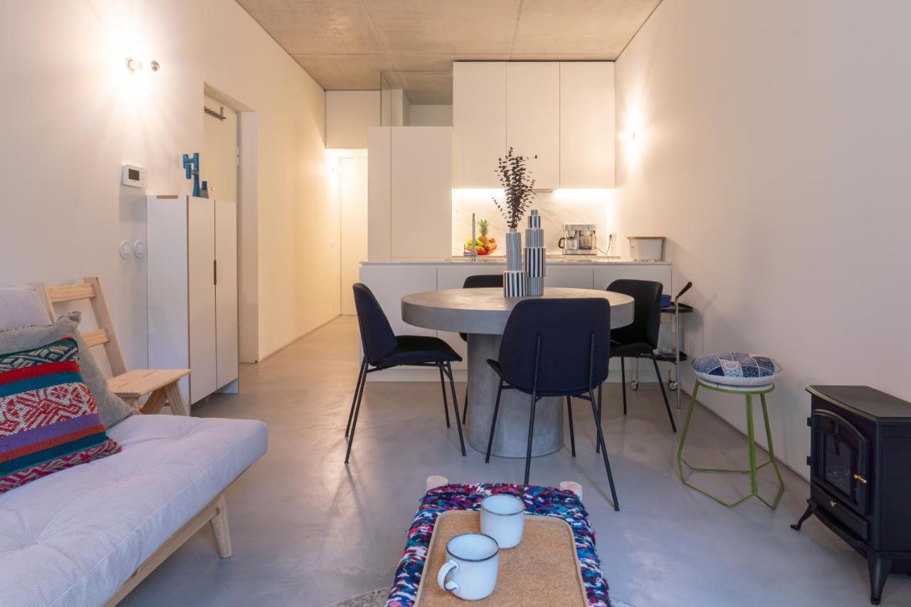 Host Wise - Luxurious Private Flats - Balcony Apartment *