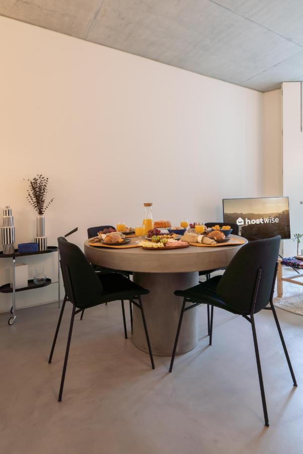 Host Wise - Luxurious Private Flats - Balcony *