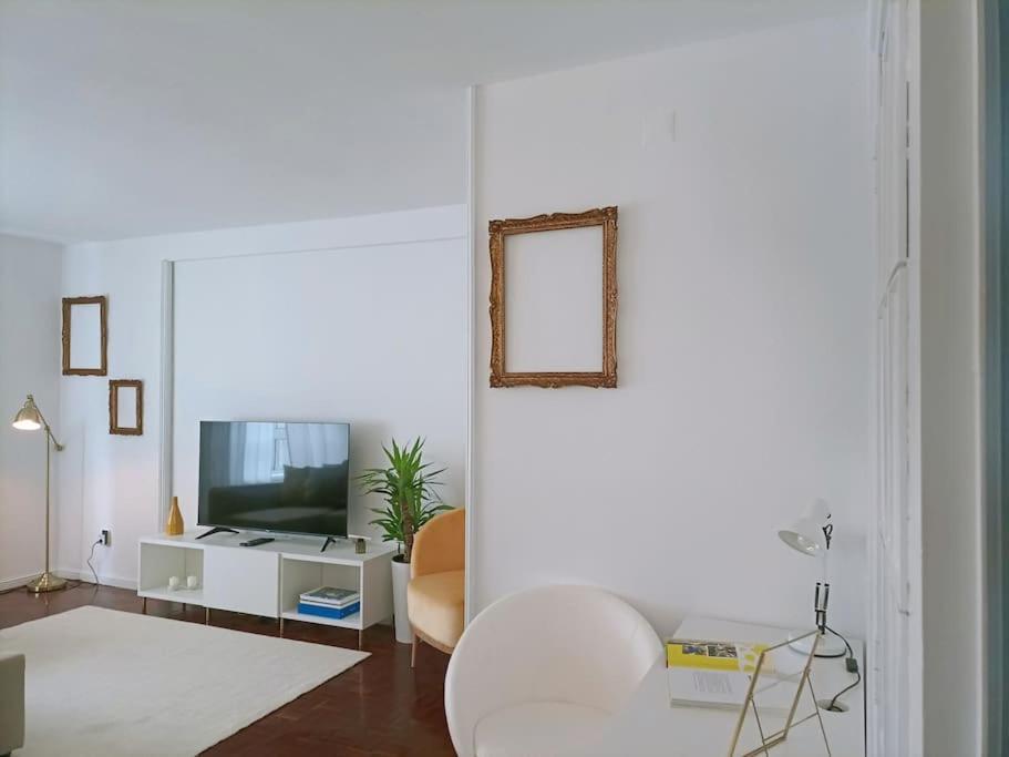 White Glam Ap Apartment *