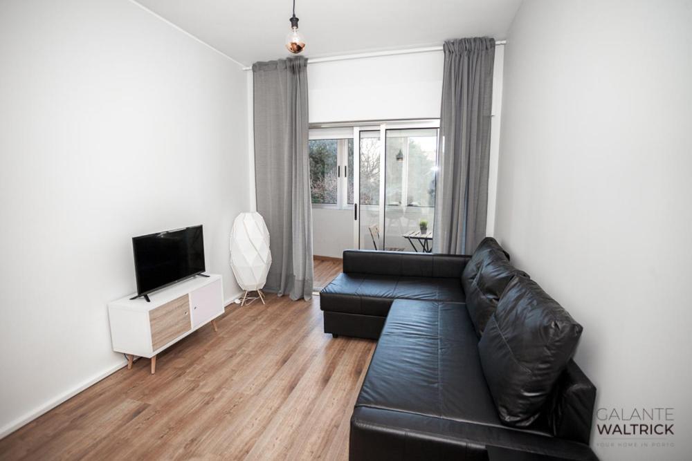 Downtown 3 Bedroom With Balcony - Quiet Street - Family Friendly - Groups