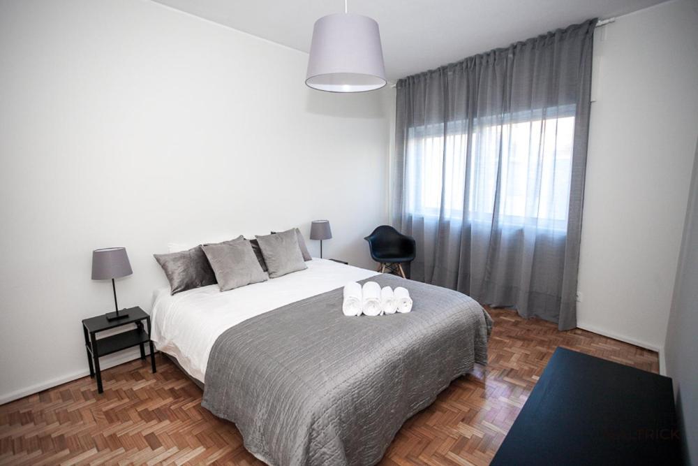 Downtown 3 Bedroom With Balcony - Quiet Street - Family Friendly - Groups Apartment Porto