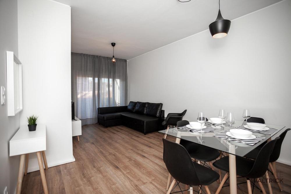 Downtown 3 Bedroom With Balcony - Quiet Street - Family Friendly - Groups