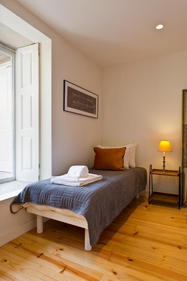 Boutique Rentals- Hidden Garden Porto's Downtown Apartment
