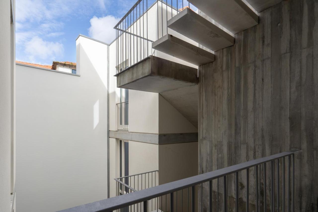 Host Wise - Luxurious Private Flats - Balcony Apartment *
