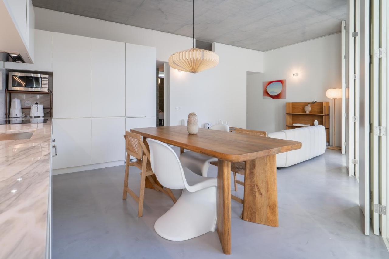 Host Wise - Luxurious Private Flats - Balcony Apartment *