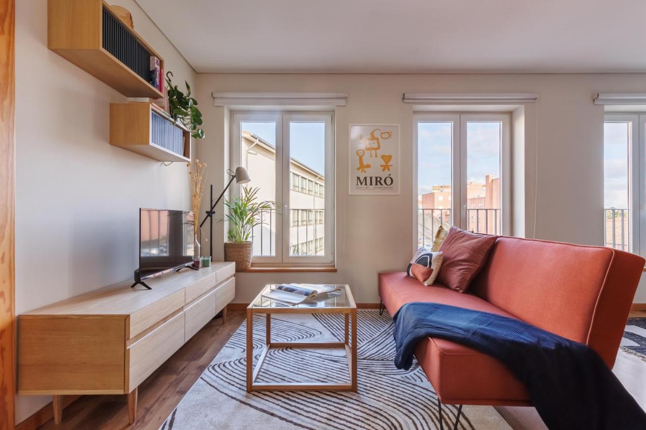 Appartement A Pop Of Color By Lovelystay