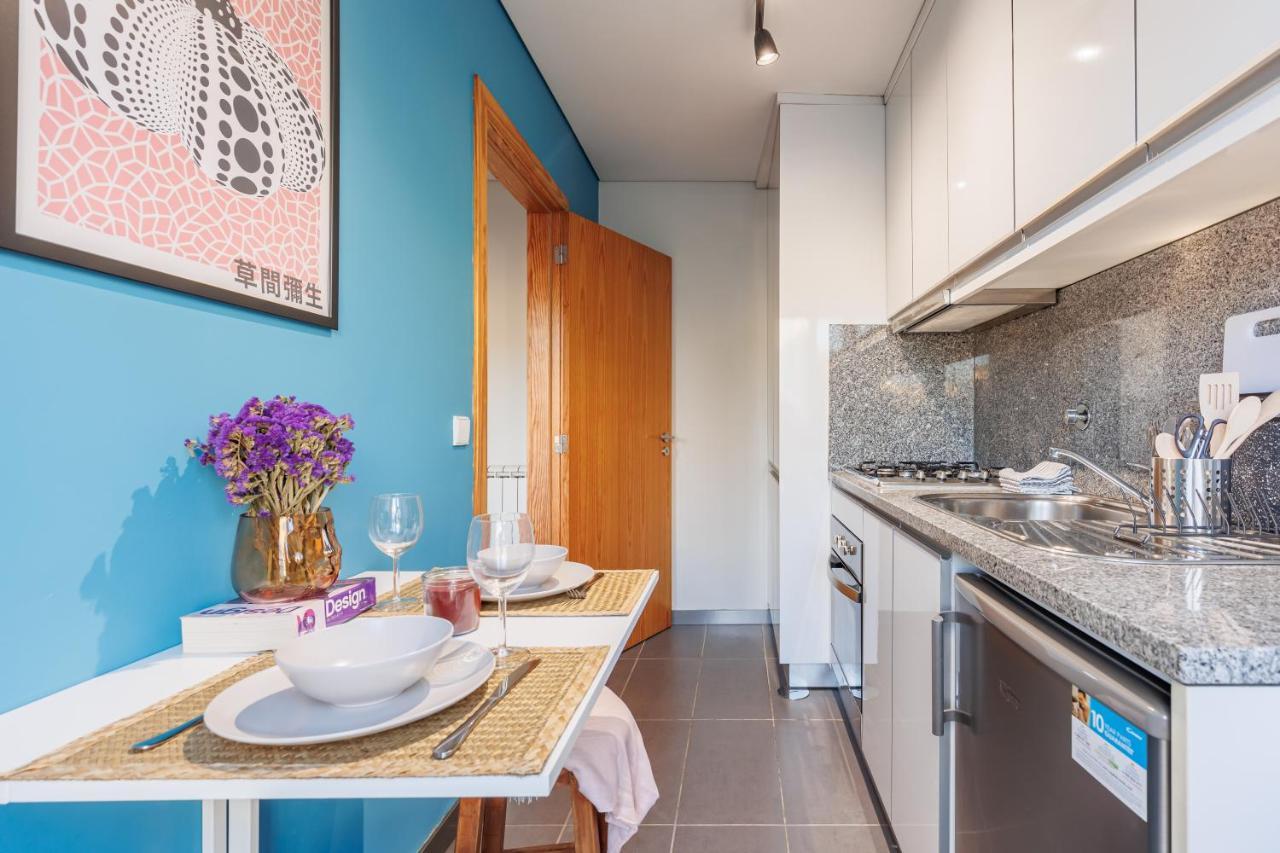 Appartement A Pop Of Color By Lovelystay
