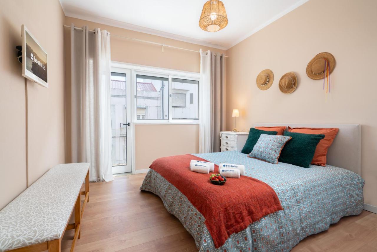 Host Wise - Spacious Vintage Flat - Small Balcony Apartment *