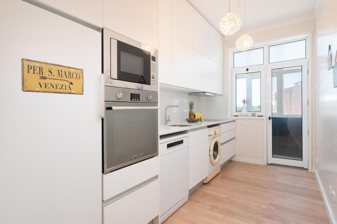 Host Wise - Spacious Vintage Flat - Small Balcony *