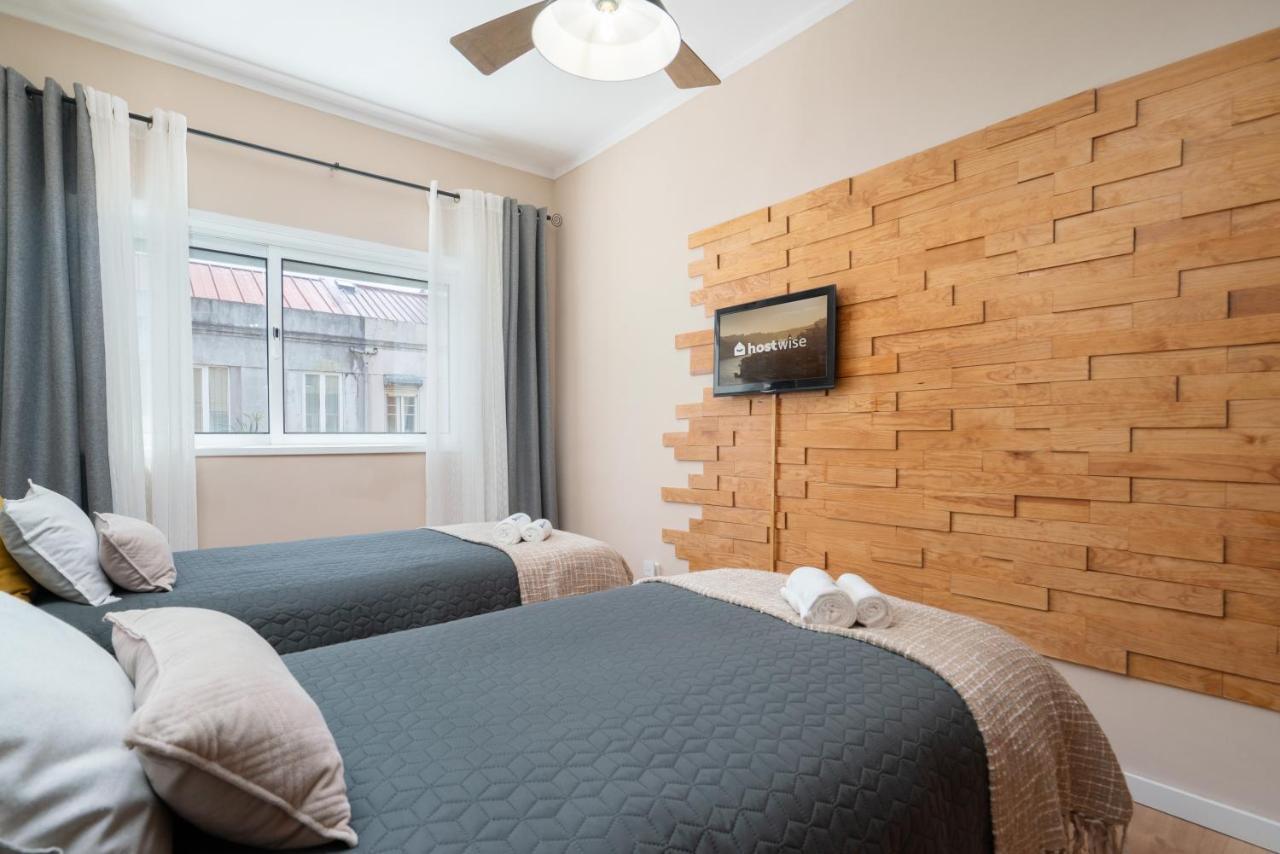 Host Wise - Spacious Vintage Flat - Small Balcony Apartment *
