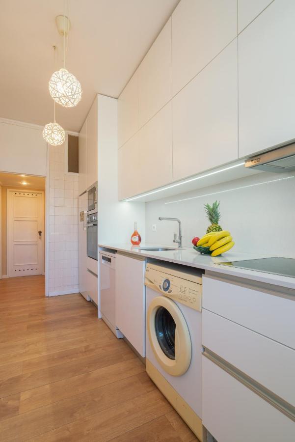 Host Wise - Spacious Vintage Flat - Small Balcony Apartment