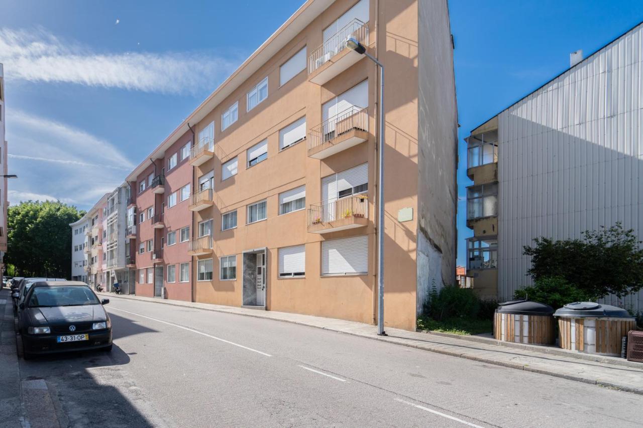 Host Wise - Spacious Vintage Flat - Small Balcony Apartment