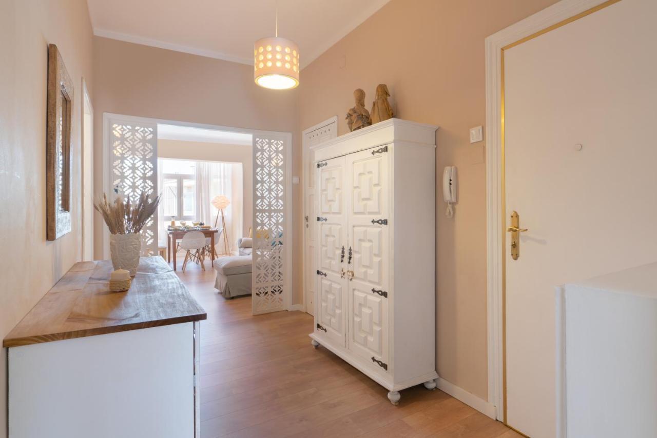 Host Wise - Spacious Vintage Flat - Small Balcony Apartment *