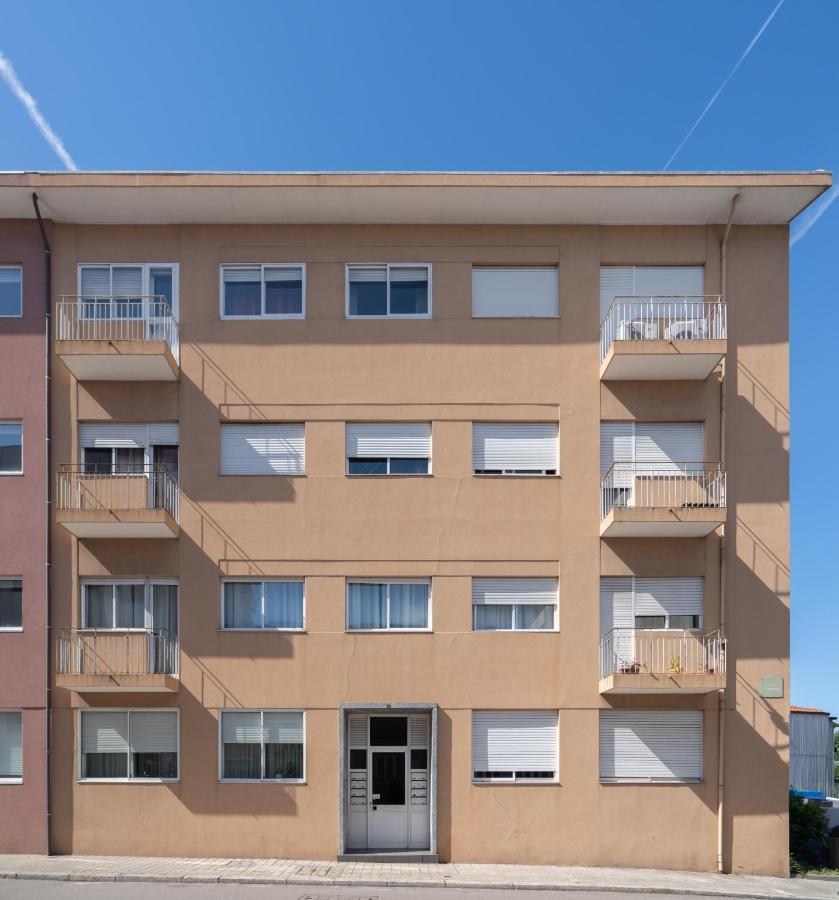 Host Wise - Spacious Vintage Flat - Small Balcony Apartment *
