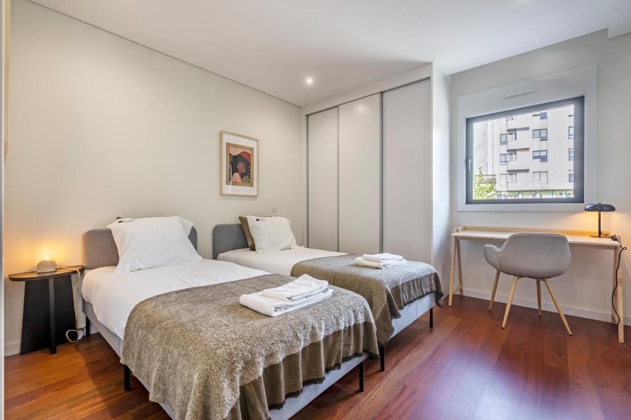 Nomads Lux - 2bdr & Parking Flores Square Apartment Porto