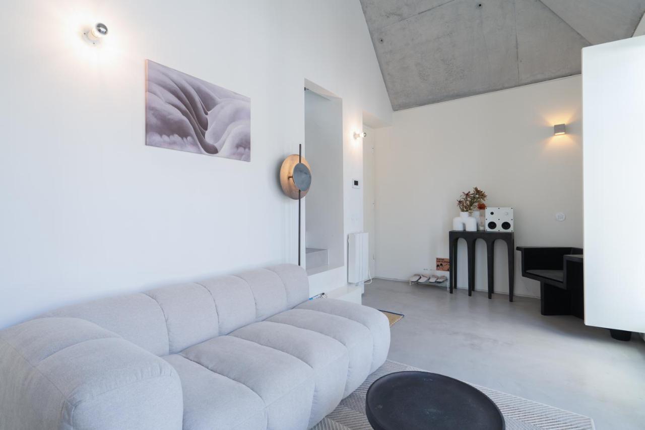 Host Wise - Luxurious Private Flats - Balcony Apartment *