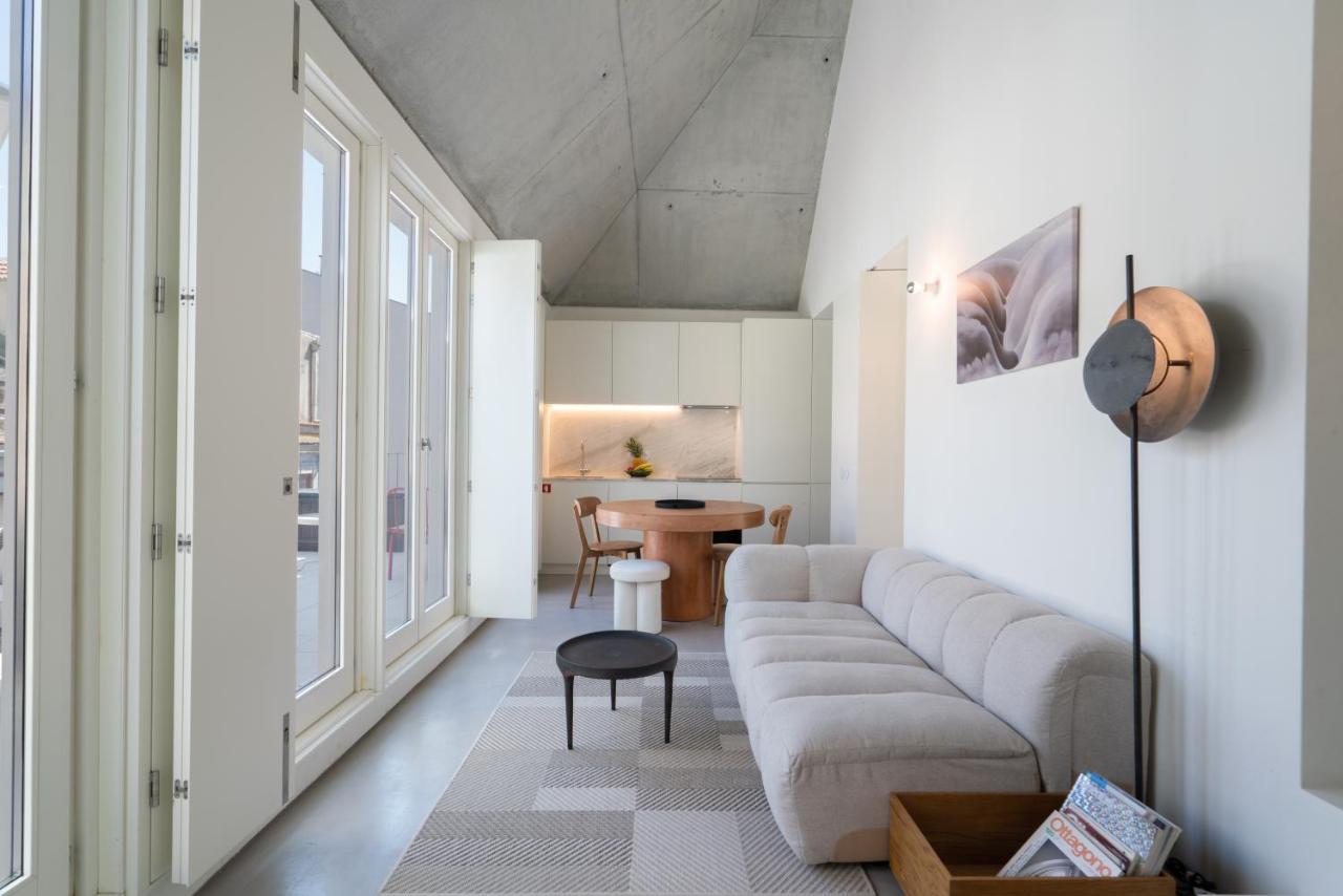 Host Wise - Luxurious Private Flats - Balcony *