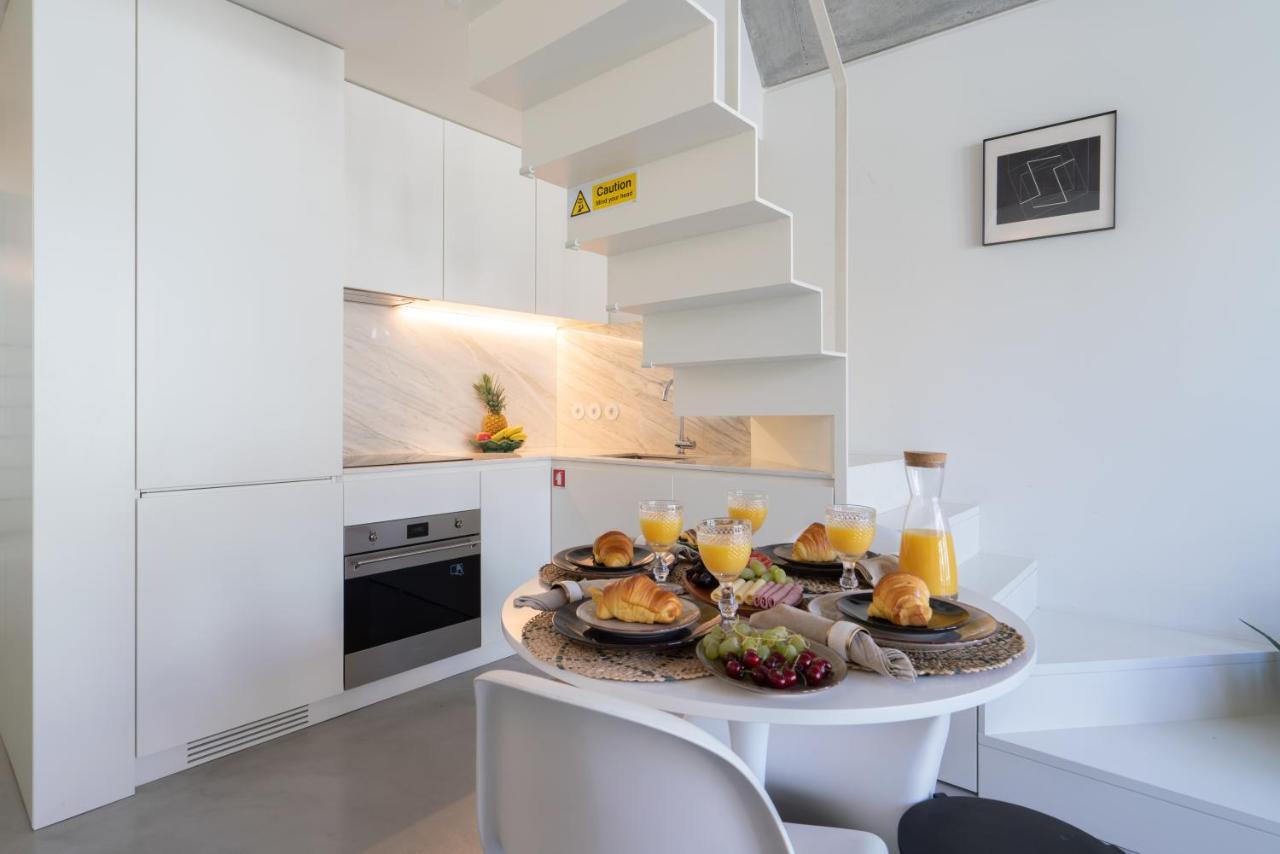 Host Wise - Luxurious Private Flats - Balcony Apartment