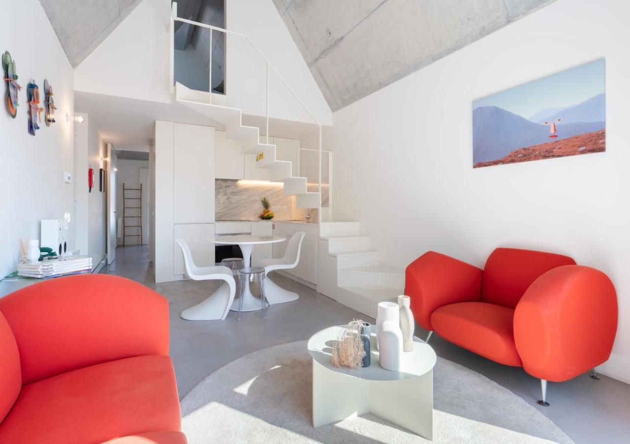 Host Wise - Luxurious Private Flats - Balcony Apartment