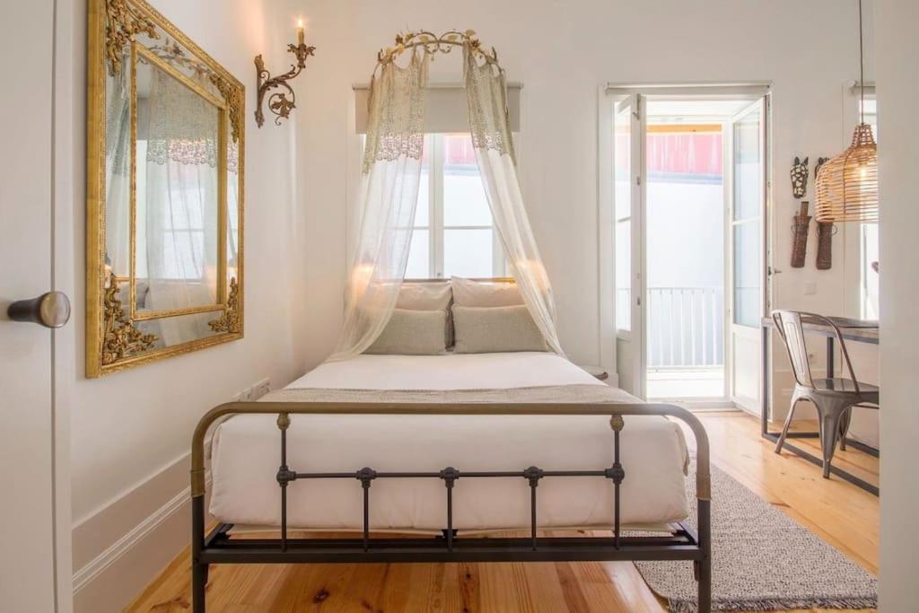 And Lovely With Balcony In Apartment *