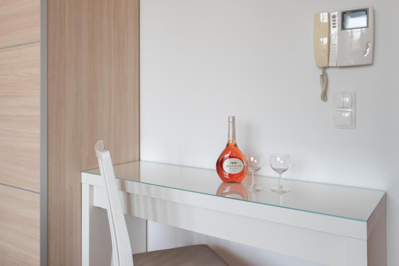 Bright Quiet Flats W/ Terrace Apartment