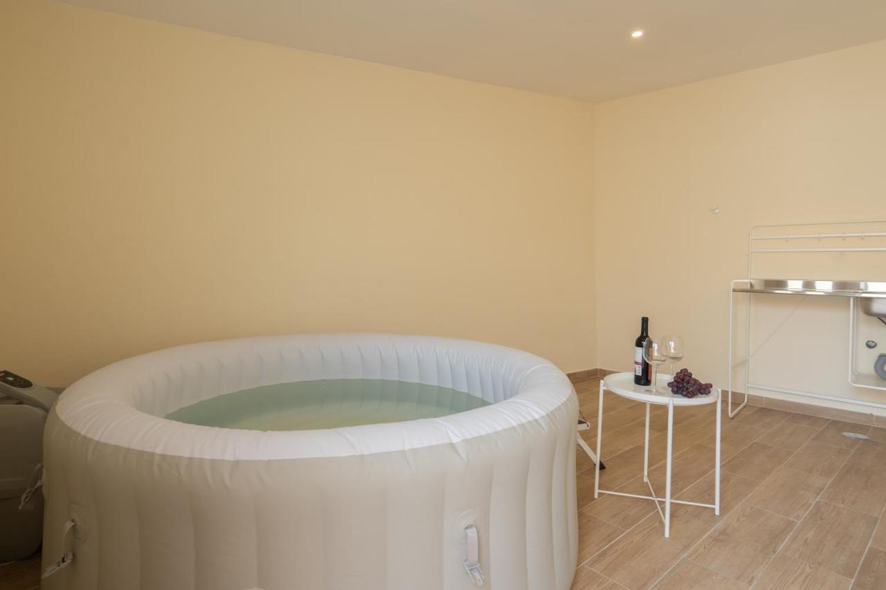 Spacious Duplex House - Jacuzzi & Terrace