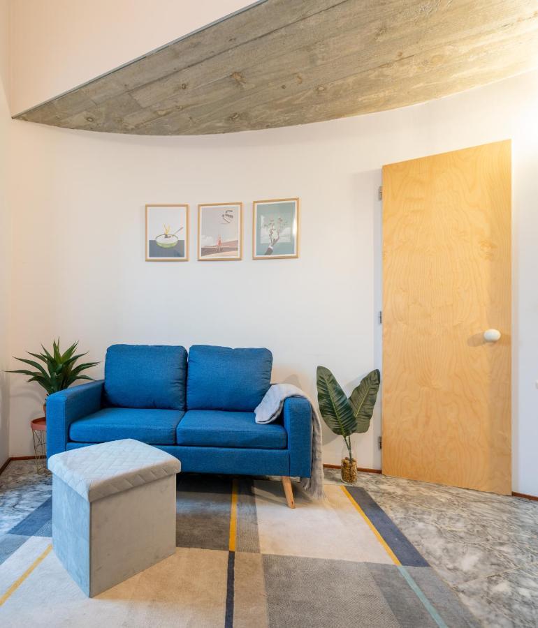 Host Wise - Quiet Colourful House - Garden Apartment *
