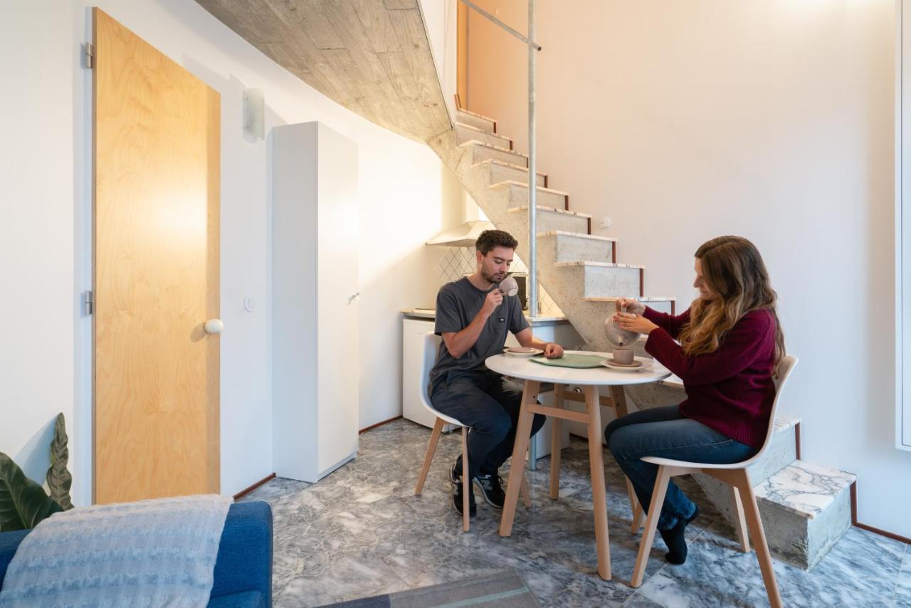 Host Wise - Quiet Colourful House - Garden Apartment *