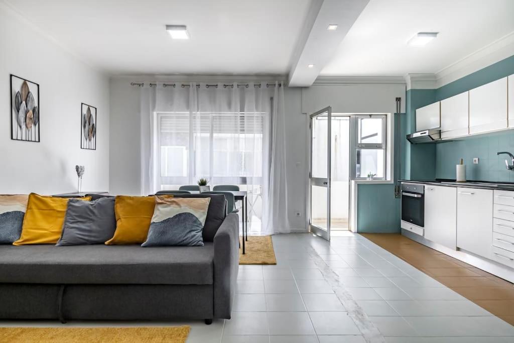 Bright Lindo Vale Apartment Porto