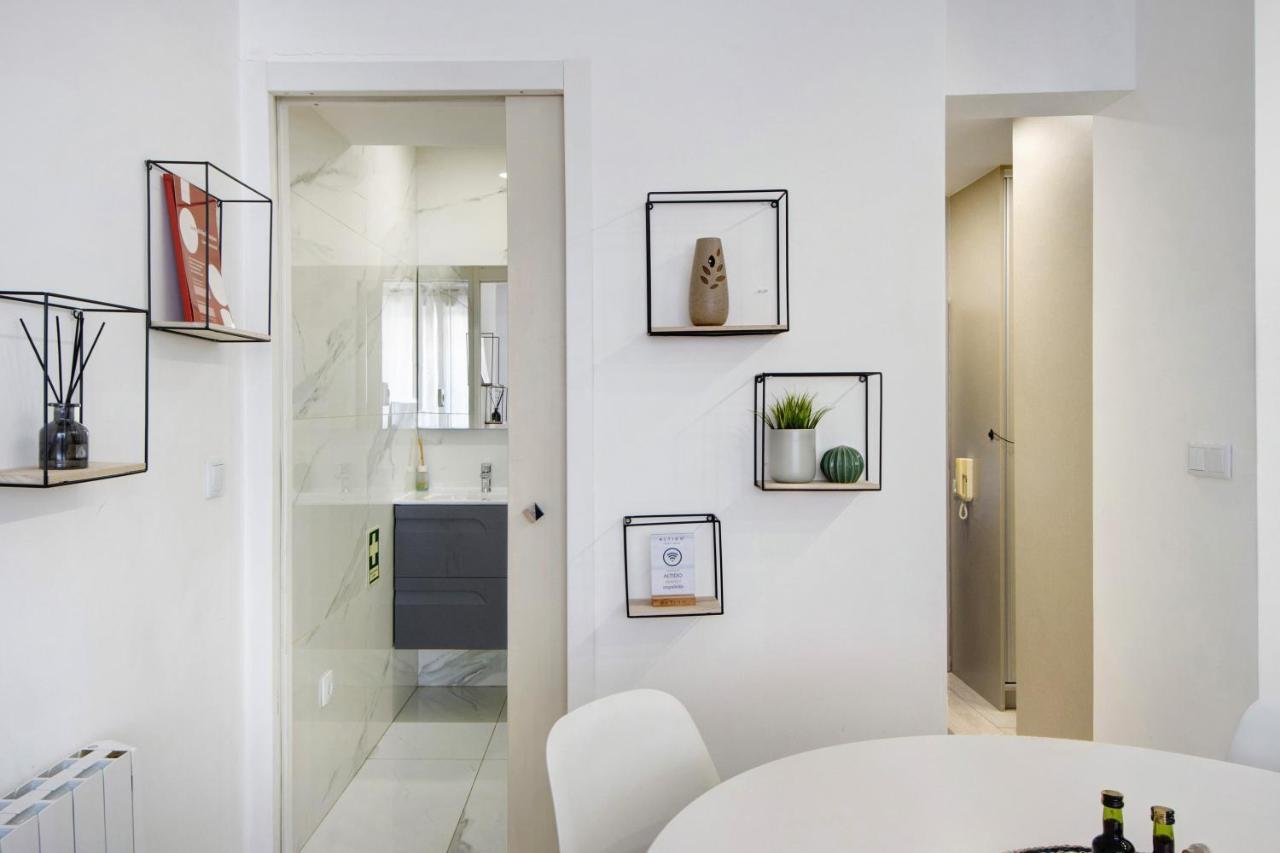 Minimalist Studio Centre *
