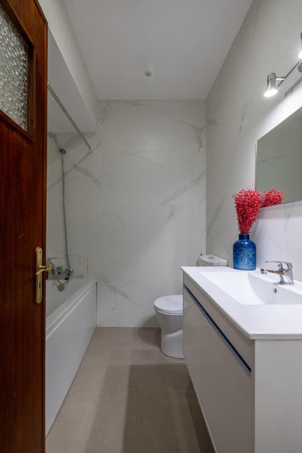 Downtown 2 Minutes By Walk To Center And Metro-direct To Airpot T4 * Porto