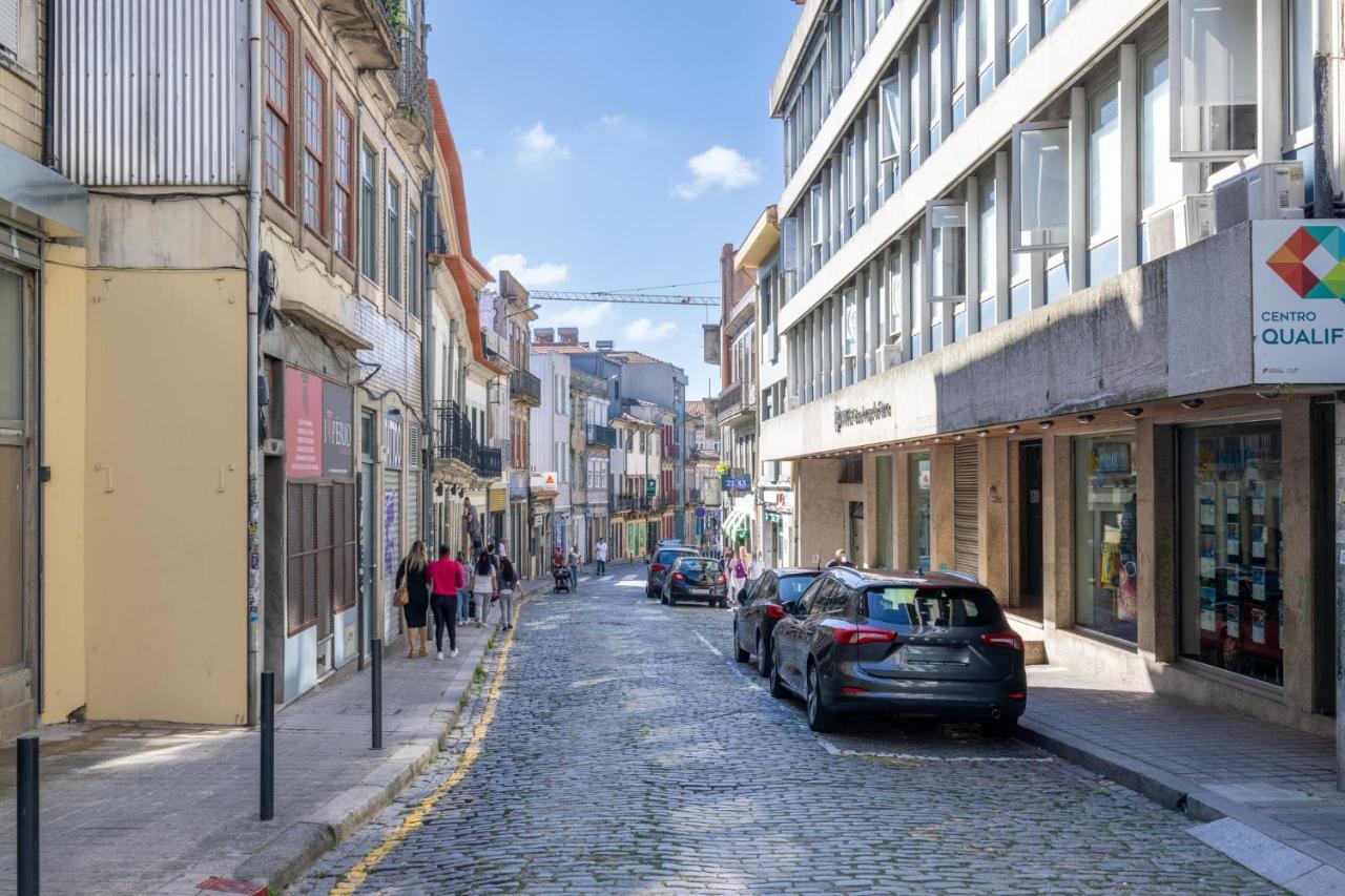 Downtown 2 Minutes By Walk To Center And Metro-direct To Airpot T4