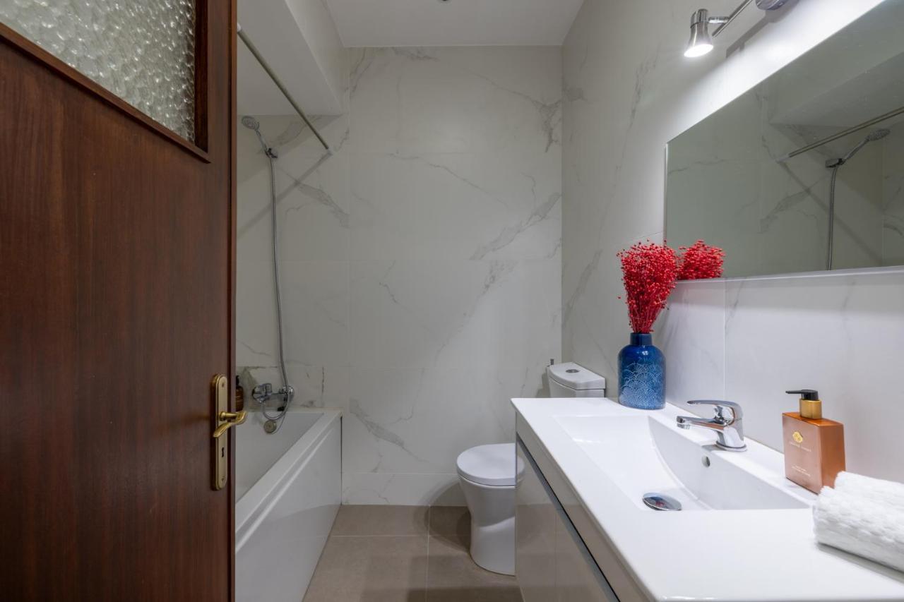 Downtown 2 Minutes By Walk To Center And Metro-direct To Airpot T4 Apartment