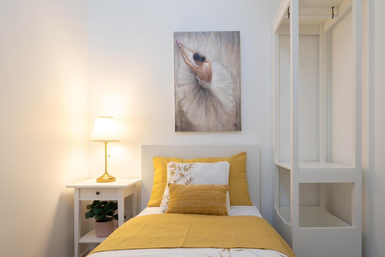 Host Wise - Elegant Colorful House W Private Terrace Holiday home