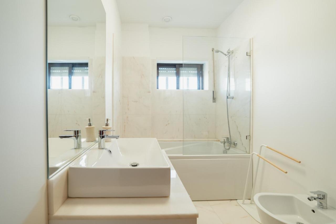 Apartment Center Grand With Seaview Terrace By Vacationy Porto