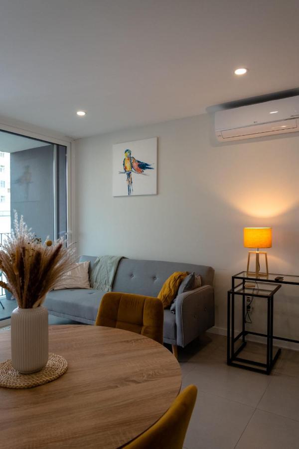 Modern With Balcony And Free Parking Apartment *