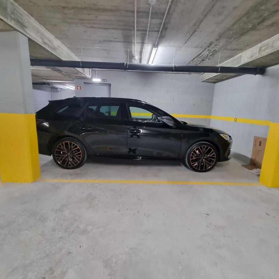 Modern With Balcony And Free Parking Apartment *