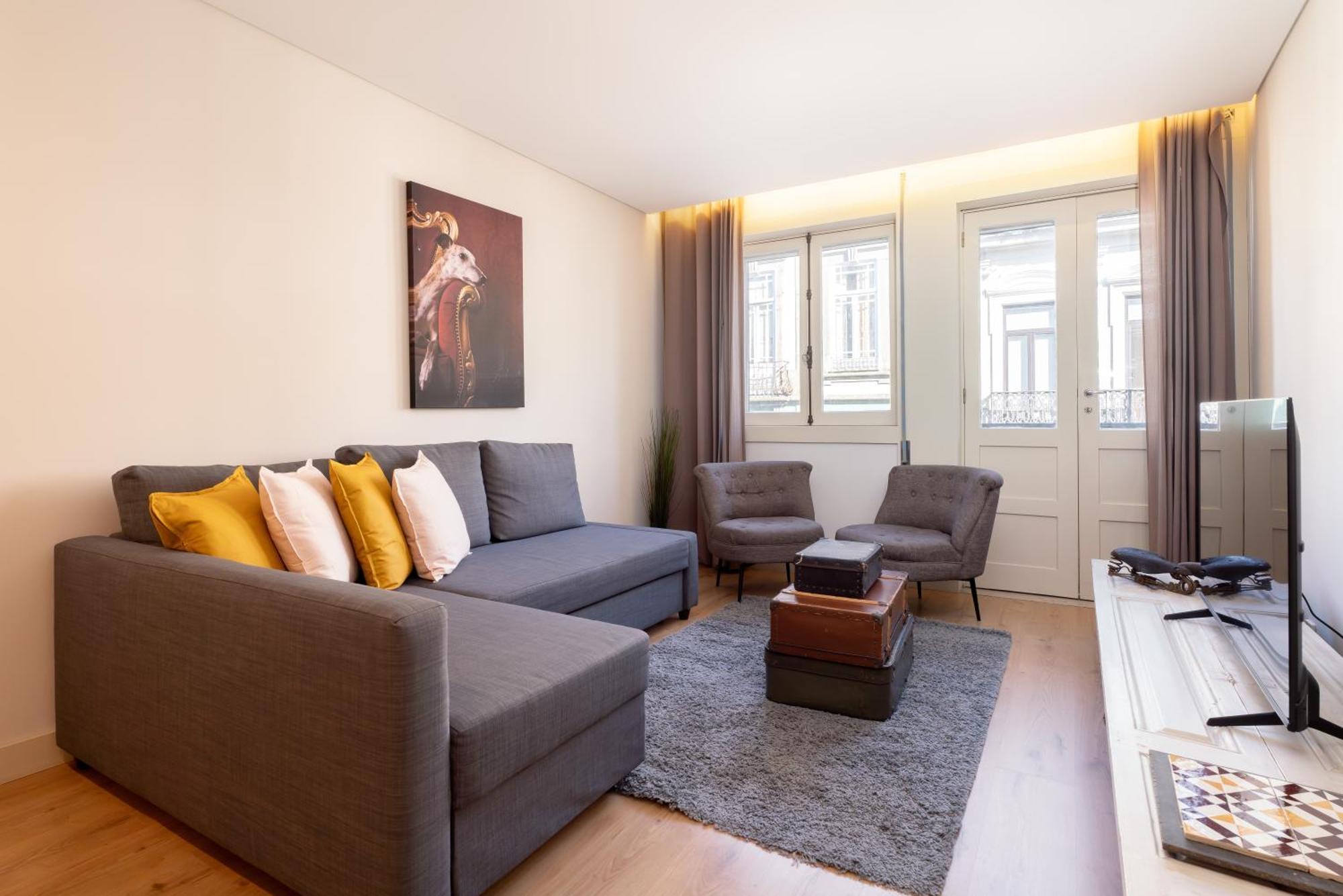 Host Wise - Colorful Bright Flat With Balcony Apartment