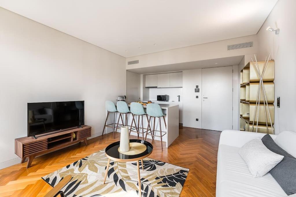 Elegant Duplex In Downtown Apartment *